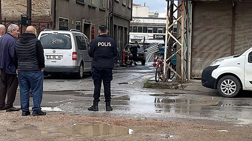 Konya'da doğalgaz paniği! Zemin çöktü, borular patladı