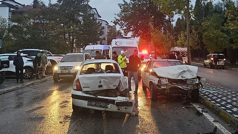 Konya'da feci kaza: Biri bebek 6 kişi yaralandı