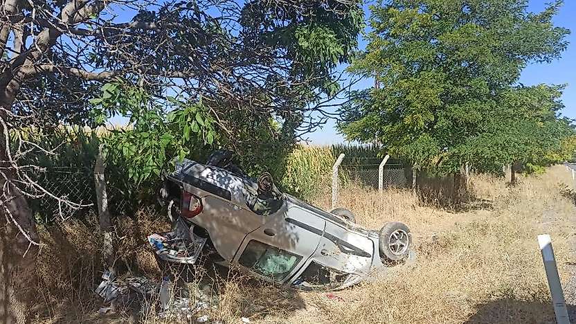 Konya'da feci kaza! Şarampole devrilen otomobilde 2 kardeş yaralandı