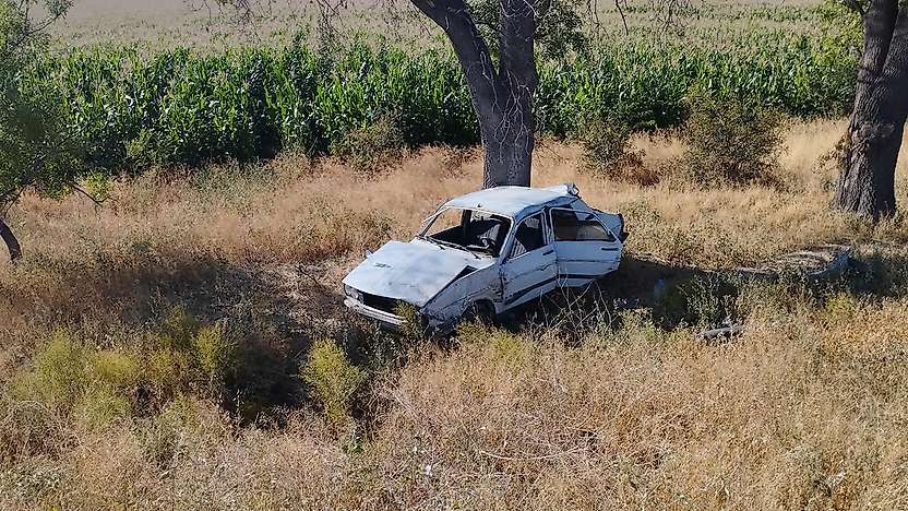 Konya'da feci kaza! Yoldan çıkan otomobil şarampoldeki ağaca çarptı