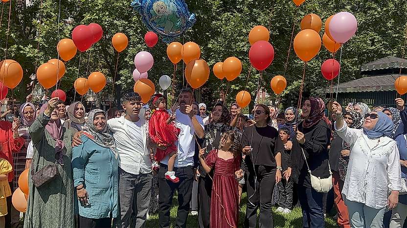 Konya'da gökyüzü, kanseri yenen minik Sena'nın balonlarıyla doldu