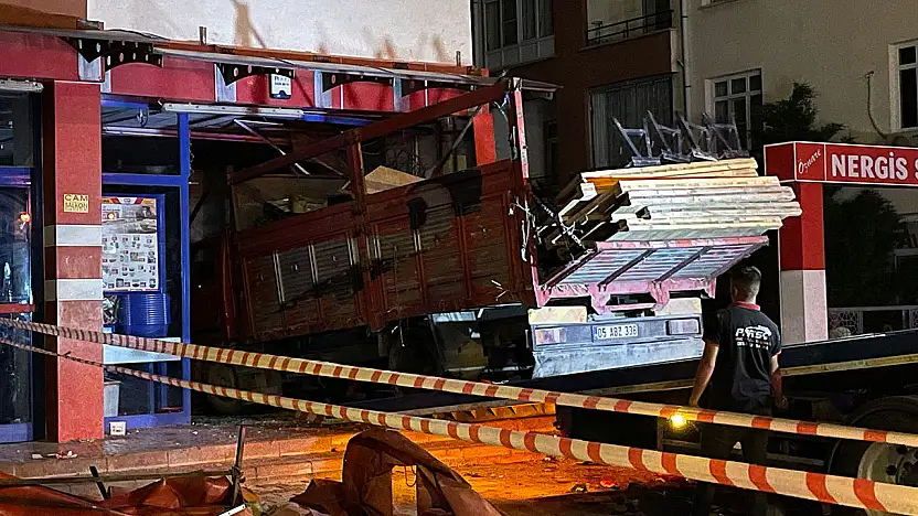 Konya'da karpuz yüklü kamyon markete daldı