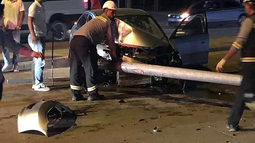 Konya'da kontrolden çıkan otomobil direğe çarptı