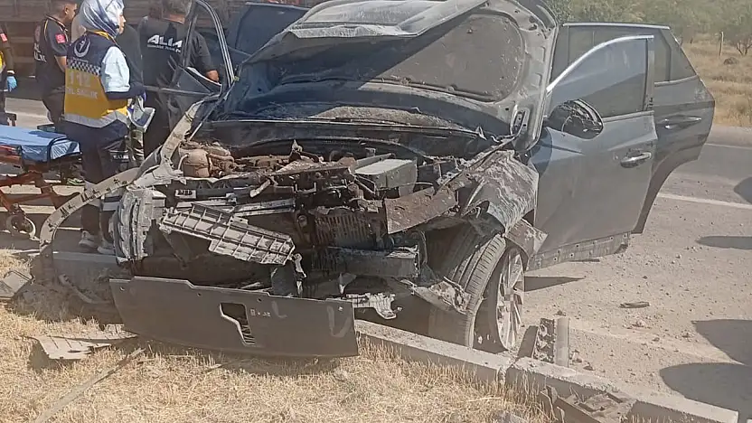 Konya'da korkutan kaza! Otomobil refüje çarptı