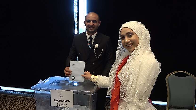 Konya'da MHP kongresine damga vuran an: Gelin ve damat salonda