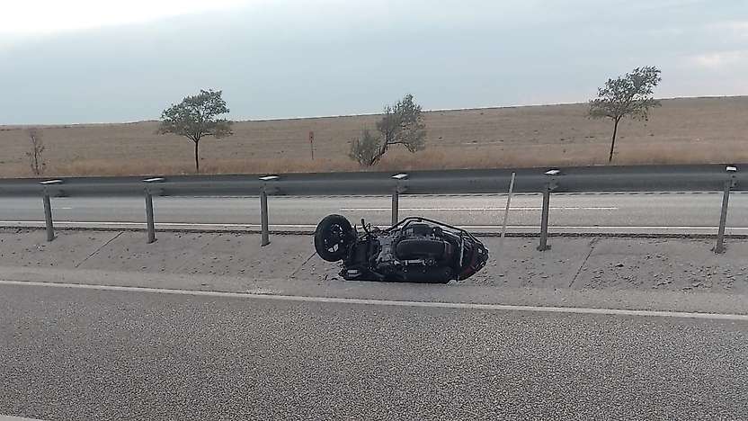 Konya'da motosiklet refüje devrildi