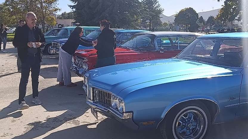 Konya'da nostalji rüzgarı: Klasik araçlar Beyşehir Gölü'nü turladı