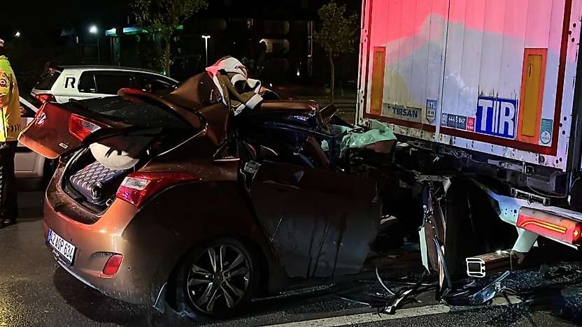 Konya'da otomobil tırın altına girdi!