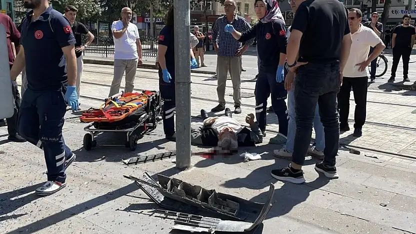 Konya'da otomobil yayaya çarpıp direğe saplandı