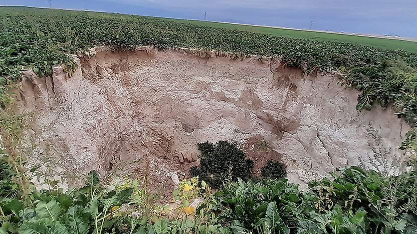 Konya'da pancar tarlası çöktü! 15 metre çapında obruk oluştu
