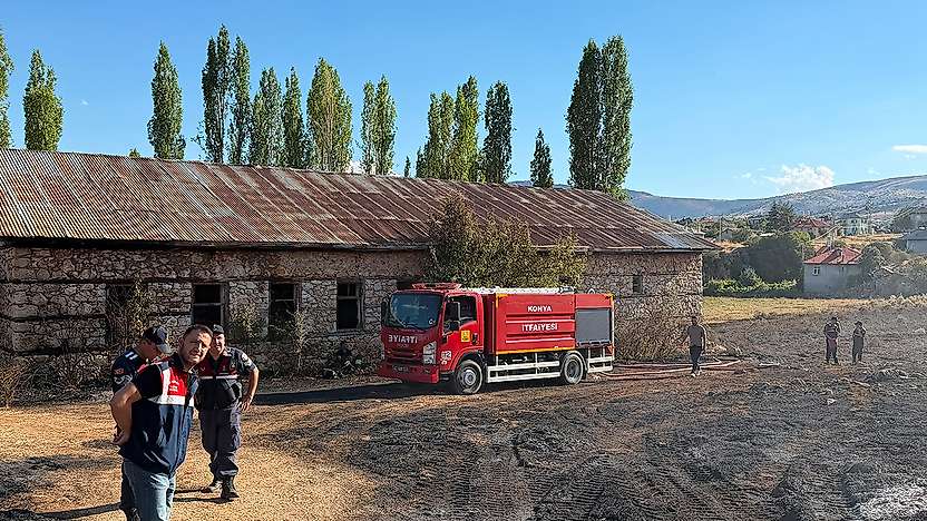 Konya'da panik anları! Saman yüklü kamyon alevler içind ekaldı