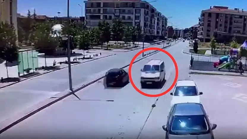 Konya'da pes dedirten görüntü! Minibüsle ters yönde ilerledi