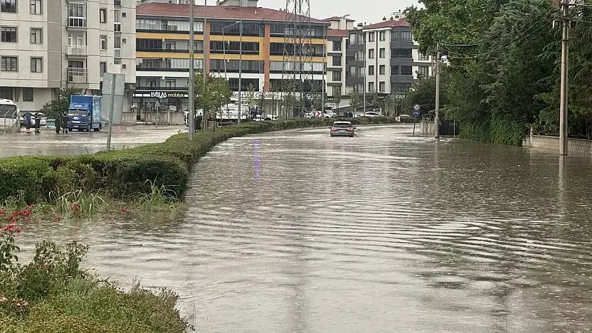 Konya'da sağanak yolları göle çevirdi