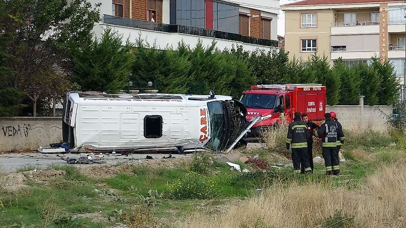 Konya'da servis ile otomobil kazasında yürekler ağza geldi