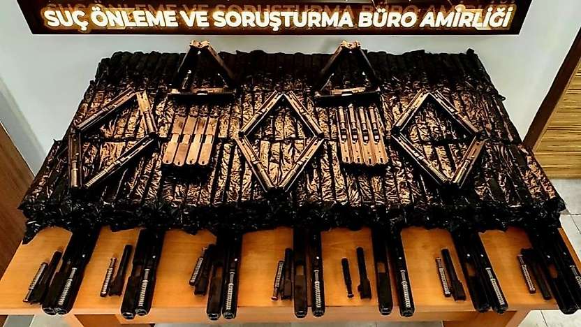 Konya'da şüpheli araçtan cephaneliği aratmayan parçalar çıktı