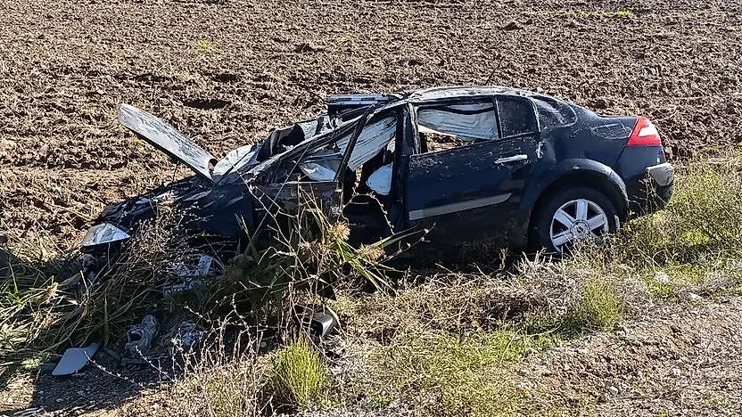 Konya'da taklalar atan otomobil tarlaya savruldu