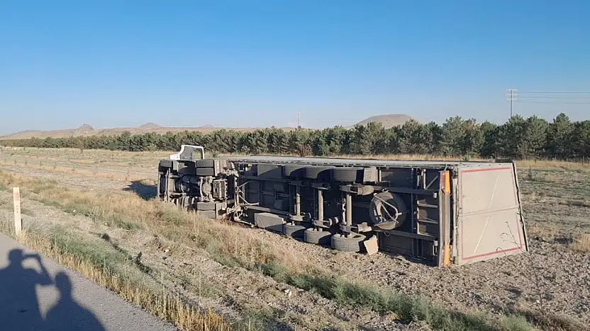 Konya'da tır, direksiyon hakimiyetini kaybetti