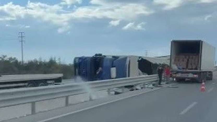 Konya'da tır refüje daldı! Tonlarca yük yola saçıldı