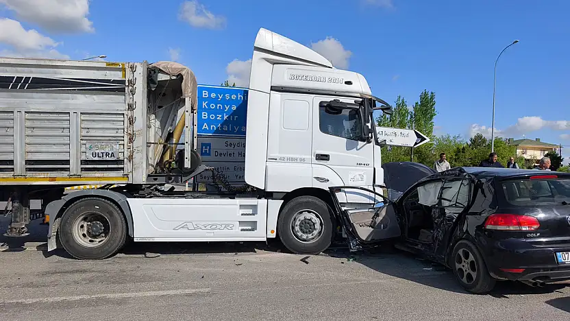 Konya'da tırla çarpışan otomobilin sürücüsü araçta sıkıştı
