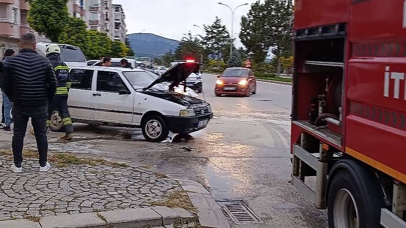 Konya'da trafikte yangın paniği! Otomobilden alevler yükseldi