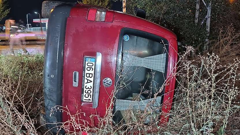 Konya'da yağış, kazayı beraberinde getirdi! Araç şarampole devrildi