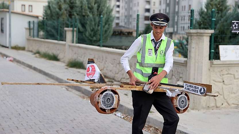Konya'da yaptığı ahşap uçak onu kokpite taşıdı