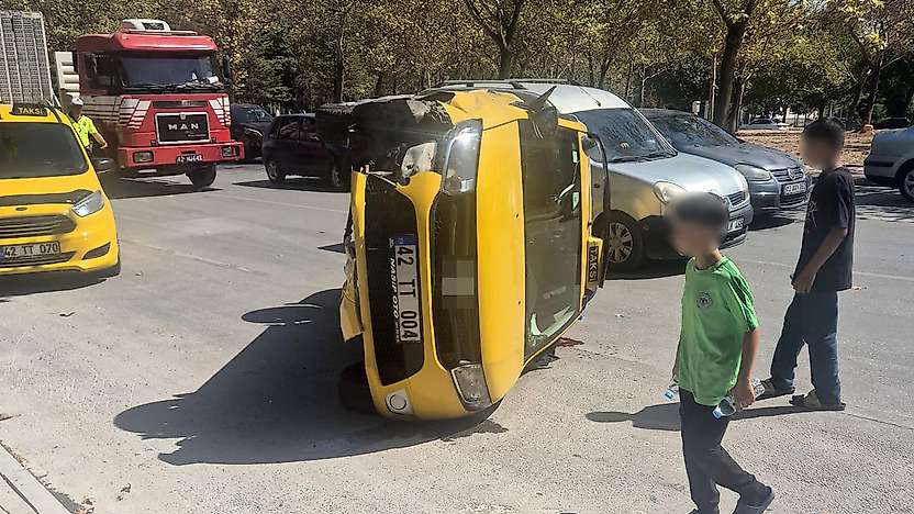 Konya'da yürekler ağza geldi! Ticari taksi devrildi