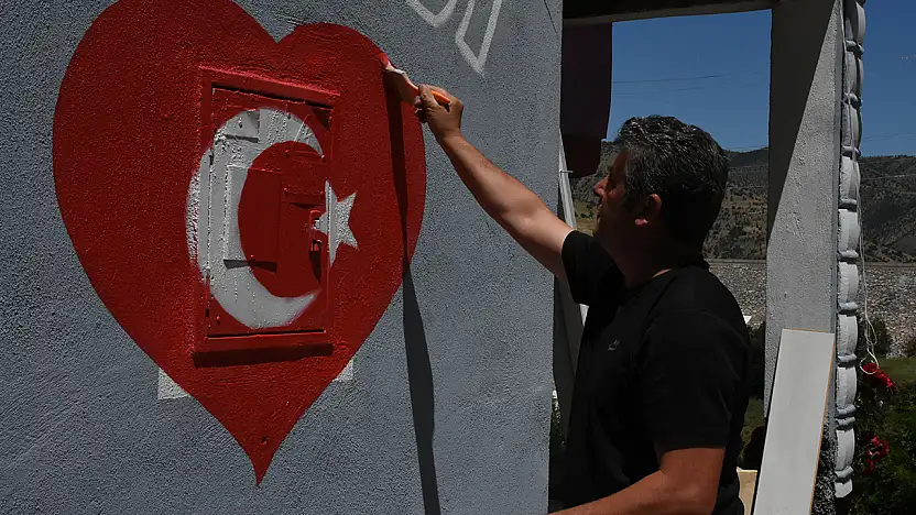 Konya'daki muhtarın ay yıldız sevdası! Her eve çiziyor