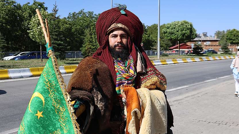 Konya'dan Ahlat'a cumhurbaşkanı için gitti: Kıyafeti ilgi odağı oldu