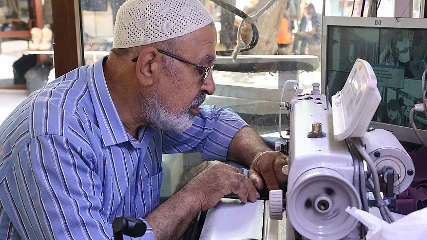 Konya'nın 53 yıllık elbise doktoru baba mesleğini devam ettiriyor