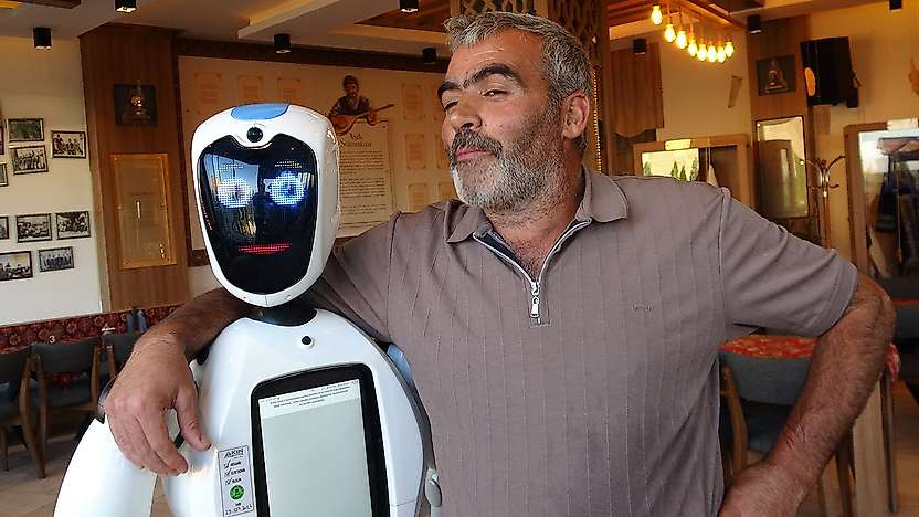 Konya'nın ürettiği insansı robot Erzurum'da dikkatleri üzerine çekti