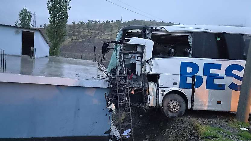 Konya plakalı tır, yolcu otobüsüyle çarpıştı: 1 ölü, 14 yaralı