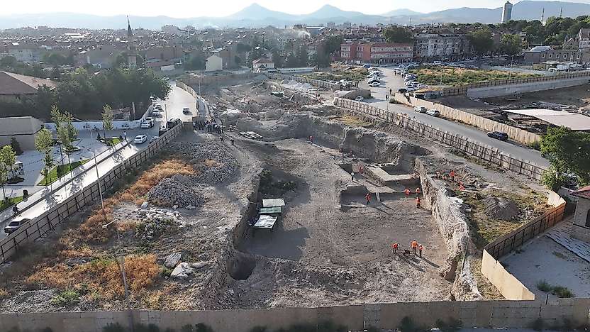 Konya protokolü Larende Kapısı kazı çalışmalarını yerinde inceledi