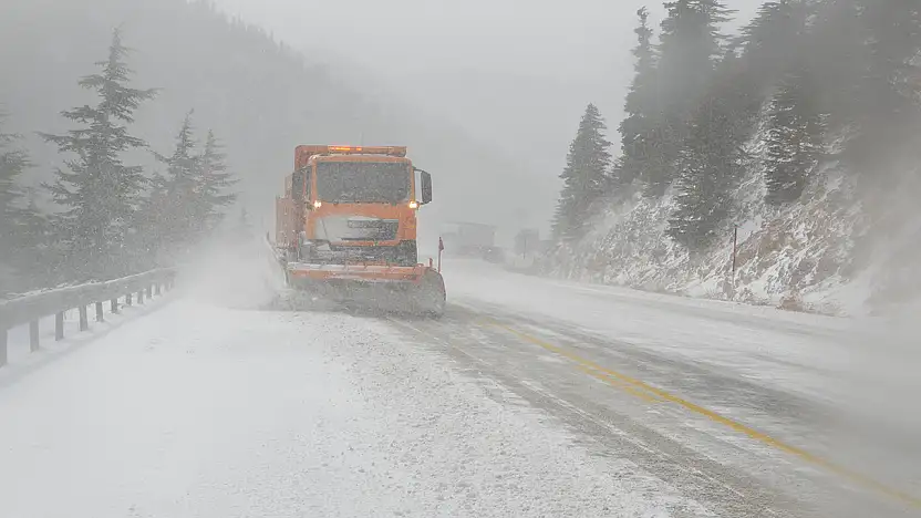 Konya yolu beyaza büründü
