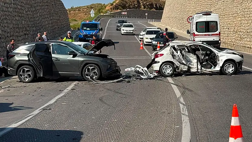 Konya yolunda feci kaza! Karşı şeride geçip 3 araca çarptı