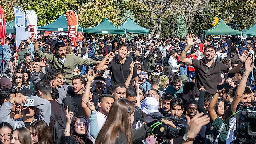 Selçuk Üniversitesinde binlerce öğrenci şenlikte buluştu