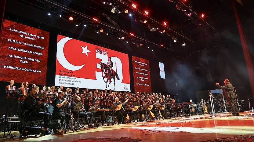 Selçuklu'da renkli akşam: Zafer Bayramı coşkusu müziğe yansıdı