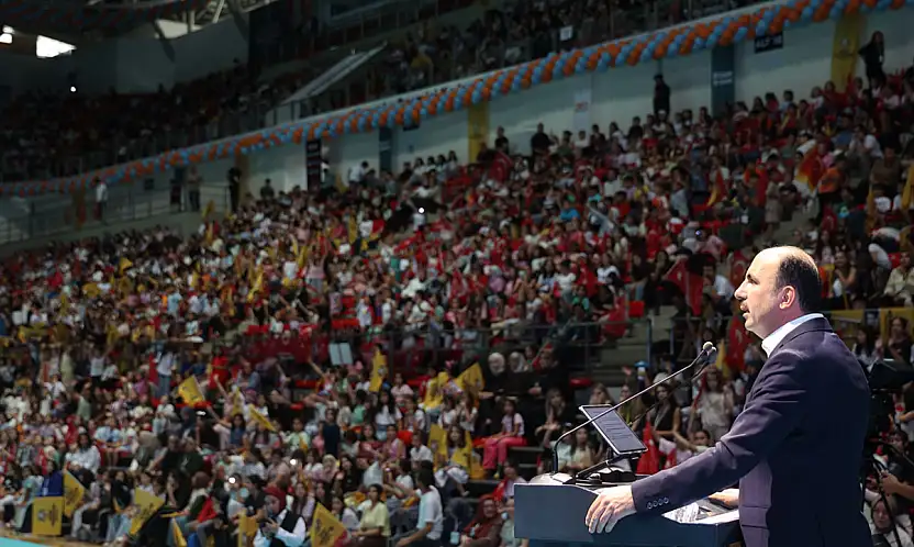 Başkan Altay, Genç KOMEK kapanışında binlerce öğrenciyle buluştu