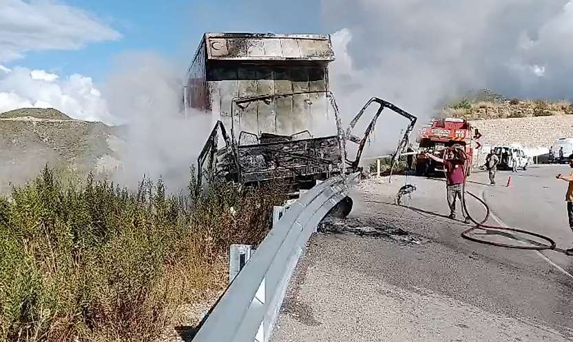 Konya-Antalya yolunda korku dolu anlar! Kamyon alev alev yandı