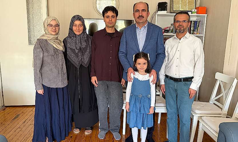 Konya Büyükşehir'in umre ödüllü yarışmacısına Başkan Altay'dan ziyaret