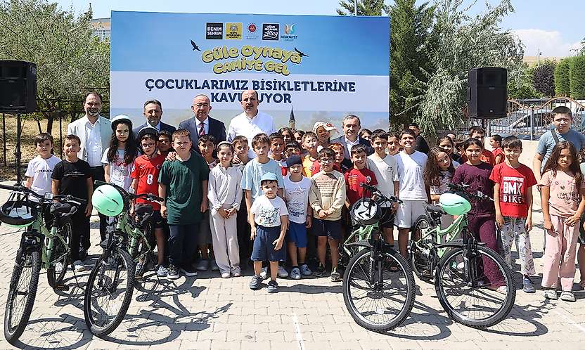 Konya'da 116 bin çocuk camiyle ve bisikletle buluştu