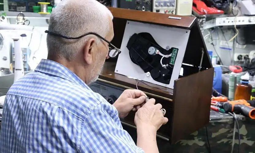 Konya'da 50 yıldır eski radyolara hayat veriyor