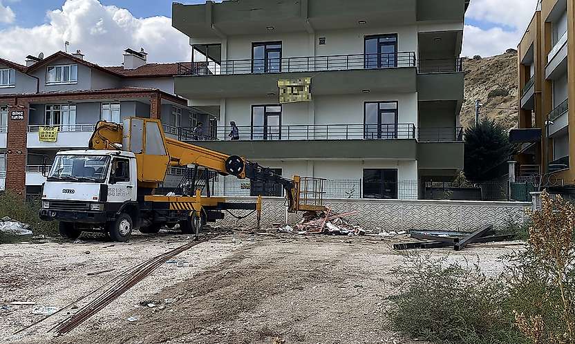 Konya'da çaatıya demir çıkartmak isteyen işçi, vinçten düştü