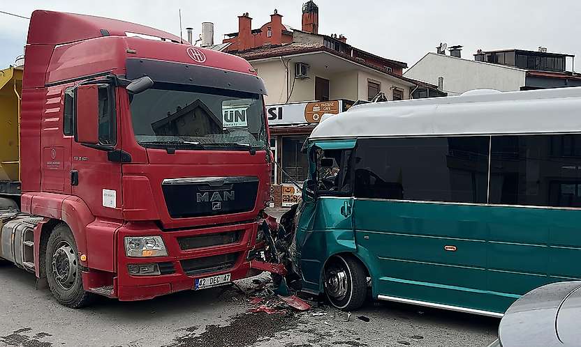 Konya'da can pazarı! Hafriyat yüklü kamyon ile minibüs çarpıştı