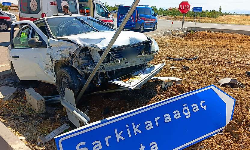 Konya'da can pazarı! Otomobiller kavşakta çarpıştı, çok sayıda yaralı var