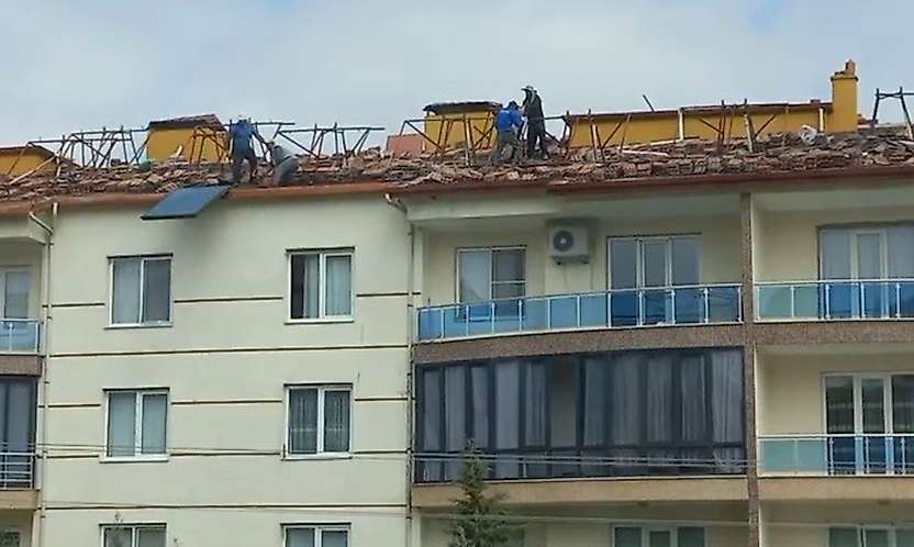 Konya'da çatıda ölümle dans! İşçilerin tehlikeli çalışması kamerada