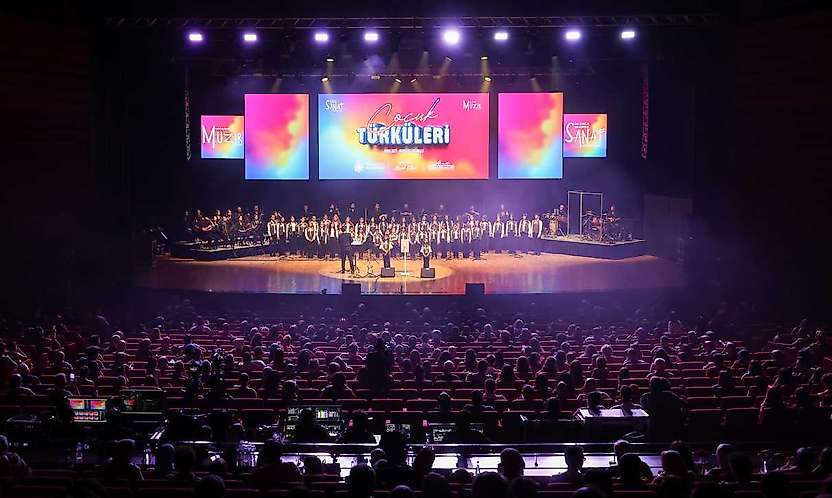 Konya'da çocuklardan sahnede göz dolduran performans