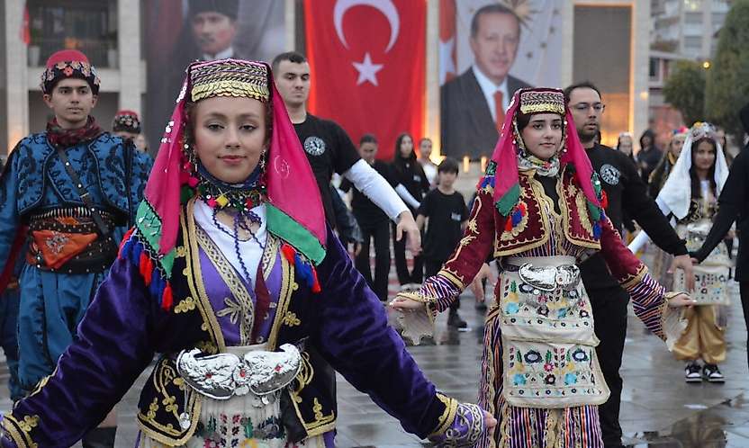 Konya'da Cumhuriyet'in 103. yılına özel 103 kişilik Harmandalı gösterisi!