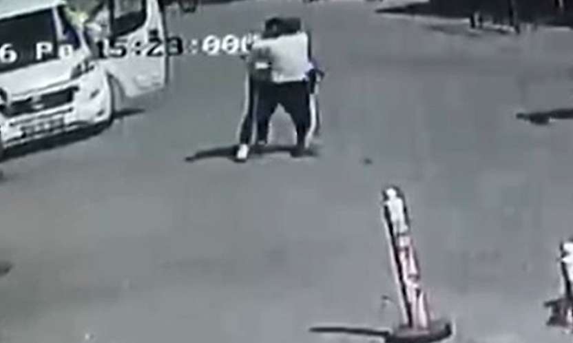Konya'da dehşet anları kamerada: Silah ateş almayınca bıçaklandı