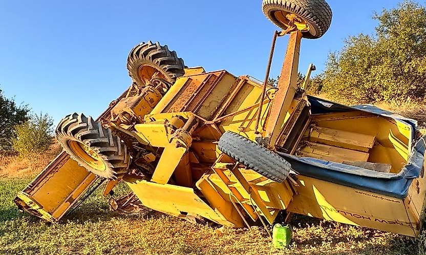 Konya'da devrilen biçerdöverin operatörü yaralandı